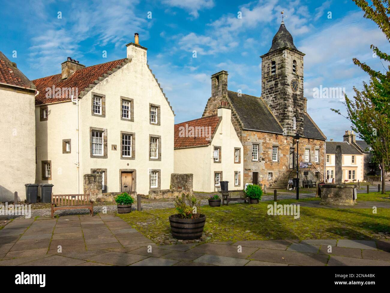 Der Stadtplatz mit Stadthaus in NTS Stadt die Royal Burgh of Culross Fife Schottland Großbritannien Stockfoto