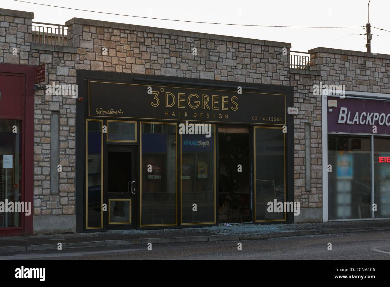 Cork, Irland. September 2020. Beliebte North Side Friseursalon Burns Down, Cork City. Gegen 3 Uhr morgens letzte Nacht Rettungsdienste wurden ein Feuer in einem beliebten Friseursalon in Blackpool, 3 Grad Friseure genannt. Der Salon, der erst kürzlich renoviert wurde, wurde jetzt durch Feuer zerstört. Es wird angenommen, dass das Feuer schnell eingedämmt wurde, um eine Ausbreitung auf die angeschlossenen Anlagen zu verhindern. Gardai bleibt am Geschehen. Kredit: Damian Coleman/Alamy Live Nachrichten Stockfoto