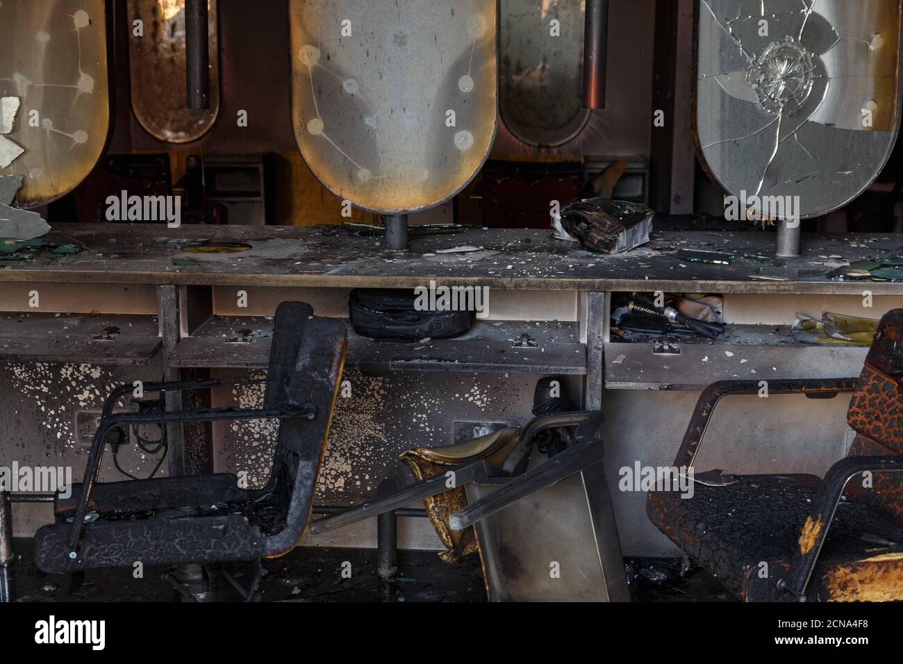 Cork, Irland. September 2020. Beliebte North Side Friseursalon Burns Down, Cork City. Gegen 3 Uhr morgens letzte Nacht Rettungsdienste wurden ein Feuer in einem beliebten Friseursalon in Blackpool, 3 Grad Friseure genannt. Der Salon, der erst kürzlich renoviert wurde, wurde jetzt durch Feuer zerstört. Es wird angenommen, dass das Feuer schnell eingedämmt wurde, um eine Ausbreitung auf die angeschlossenen Anlagen zu verhindern. Gardai bleibt am Geschehen. Kredit: Damian Coleman/Alamy Live Nachrichten Stockfoto