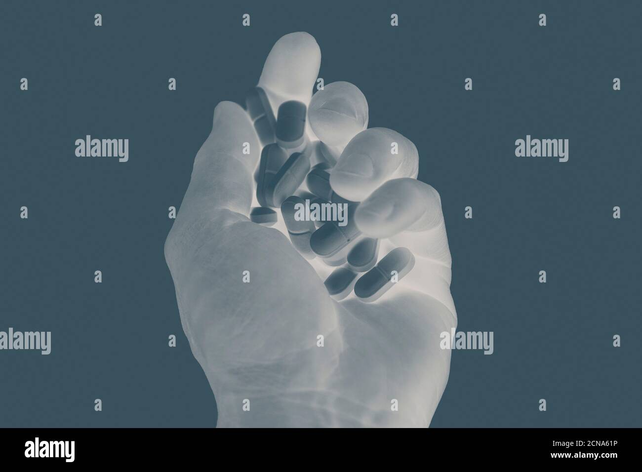 Röntgen-Schuss Hand hält verschreibungspflichtige Pillen Stockfoto