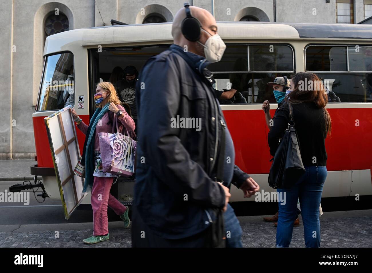 Prag, Tschechische Republik. September 2020. Menschen mit Gesichtsmasken warten auf eine Straßenbahnhaltestelle im Zentrum von Prag, Tschechische Republik, Donnerstag, 17. September 2020. Die Zahl der neu bestätigten Coronavirus-Infektionen hat in der Tschechischen Republik einen Rekordwert erreicht und liegt erstmals über 2,000 Fälle an einem Tag. Kredit: Michal Kamaryt/CTK Foto/Alamy Live Nachrichten Stockfoto