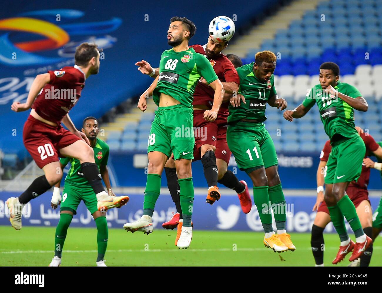 Doha, Hauptstadt von Katar. September 2020. Majed Hassan (3. L) und Ahmed Khalil (2. R) Von Shabab Al Ahli wetteiferte um den Ball mit Omid Mansouri (C) von Shahr Khodrou während des AFC Asian Champions League Fußballspiels der Gruppe B zwischen Shabab Al Ahli aus den Vereinigten Arabischen Emiraten und Shahr Khodrou aus dem Iran im Al Janoub Stadion in Doha, Hauptstadt von Katar, 17. September 2020. Quelle: Nikku/Xinhua/Alamy Live News Stockfoto