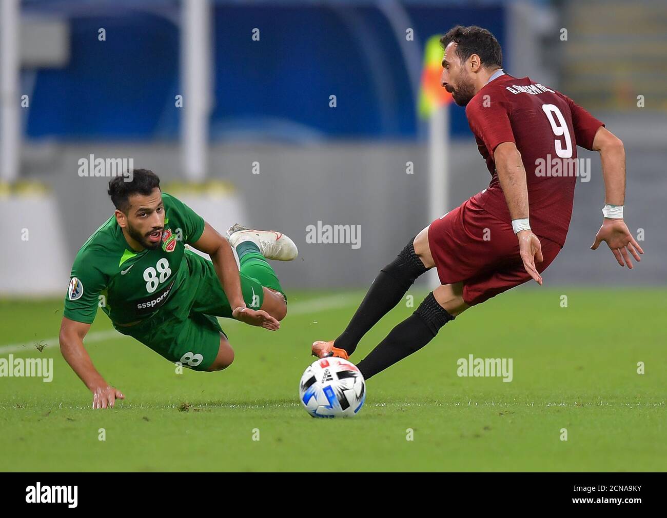 Doha, Hauptstadt von Katar. September 2020. Majed Hassan (L) von Shabab Al Ahli wetteiferte um den Ball mit Amin Ghaseminejad von Shahr Khodrou während des AFC Asian Champions League Fußballspiels der Gruppe B zwischen Shabab Al Ahli aus den Vereinigten Arabischen Emiraten und Shahr Khodrou aus dem Iran im Al Janoub Stadion in Doha, der Hauptstadt von Katar, September 17, 2020. Quelle: Nikku/Xinhua/Alamy Live News Stockfoto