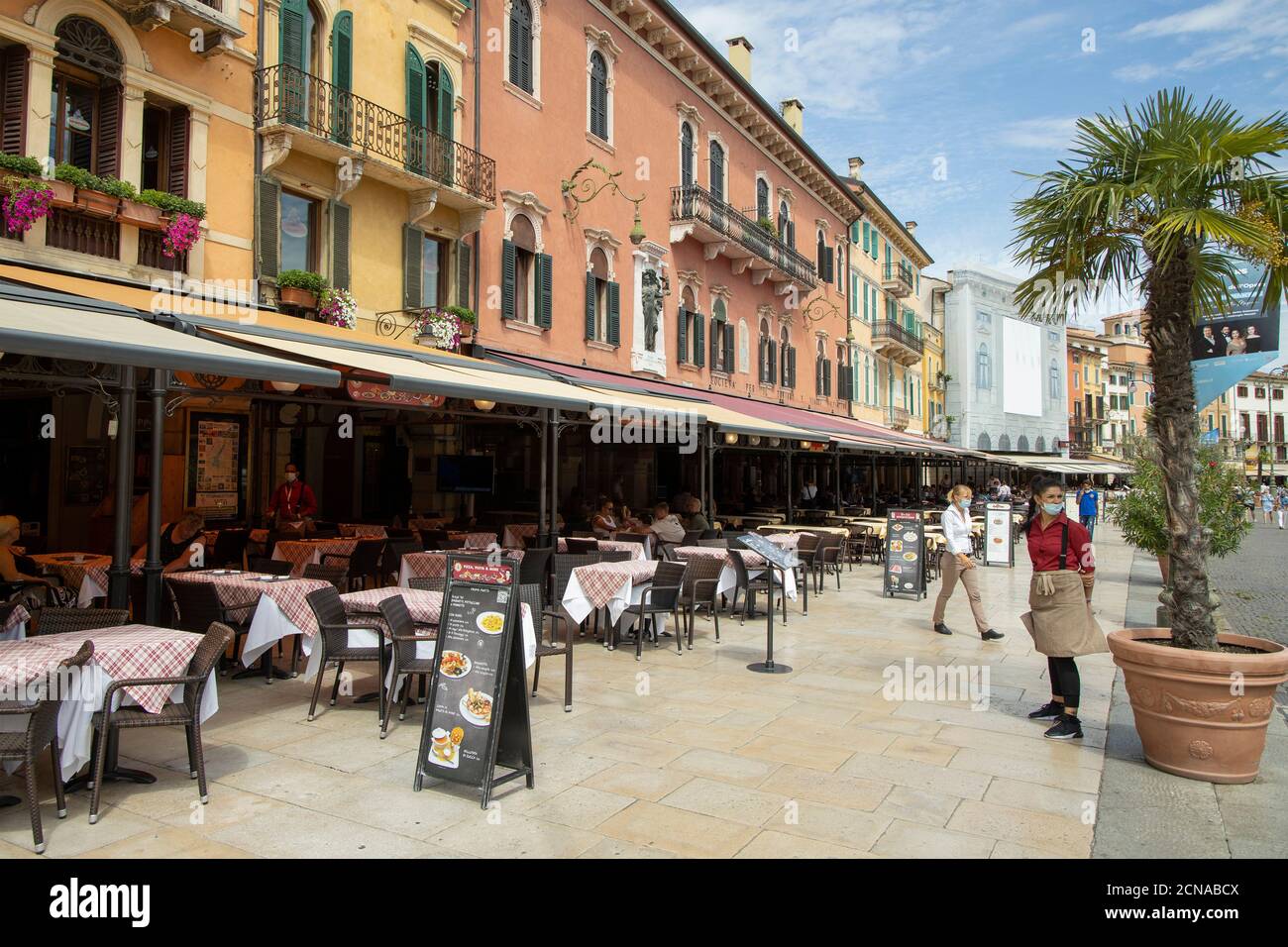 Leere Restaurants während der Corona-Pandemie auf der Piazza Bra in Verona, Venetien, Italien, Europa. Stockfoto