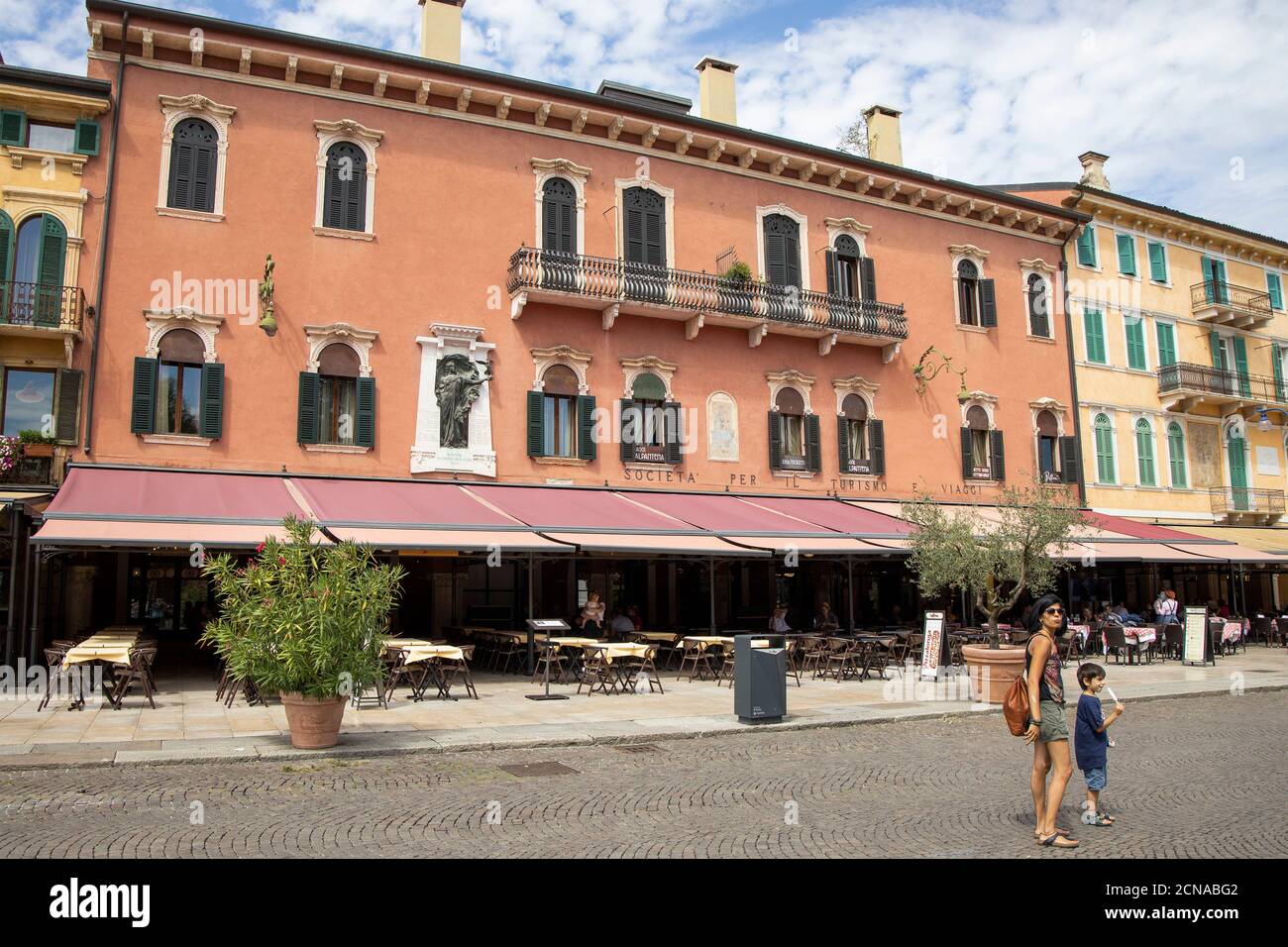 Leere Restaurants während der Corona-Pandemie auf der Piazza Bra in Verona, Venetien, Italien, Europa. Stockfoto