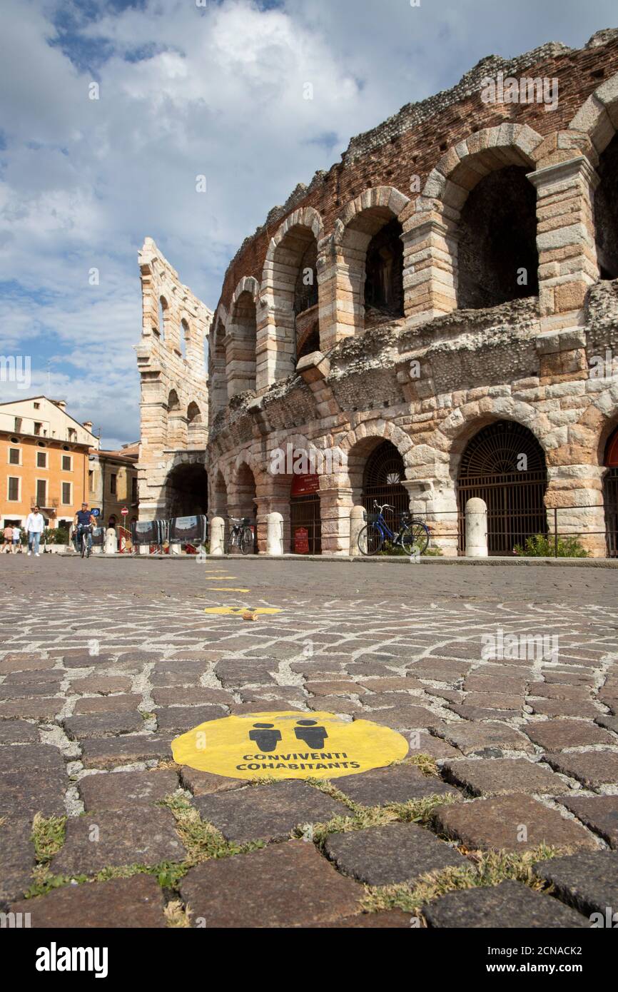 Gelbe Covid-Markierung auf der Straße außerhalb der Arena di Verona in Piazza Bra, Verona, Venetien, Italien, Europa. Stockfoto