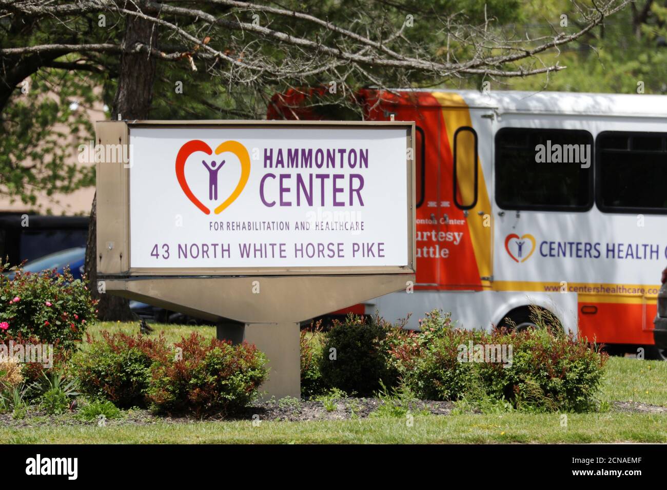 Ein Schild steht vor dem Hammonton Center for Rehabilitation and Healthcare, einem von zahlreichen Pflegeheimen, das während des nationalen Ausbruchs der Coronavirus-Krankheit (COVID-19) in Hammonton, New Jersey, USA, am 19. Mai 2020 Personalmangel hatte. Bild aufgenommen am 19. Mai 2020. REUTERS/Lucas Jackson Stockfoto