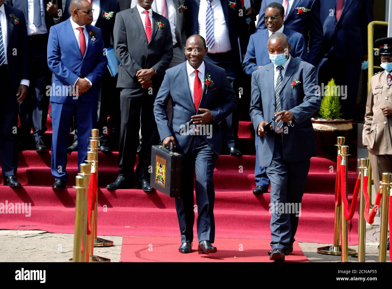 Kenias Finanzminister Ukur Yatani hält am 11. Juni 2020 in Nairobi, Kenia, eine Aktentasche mit dem Staatshaushalt für das Haushaltsjahr 2020/21. REUTERS/Baz Ratner NEU ANFÜHREN - KORREKTUR DES GESCHÄFTSZEITRAUMS Stockfoto