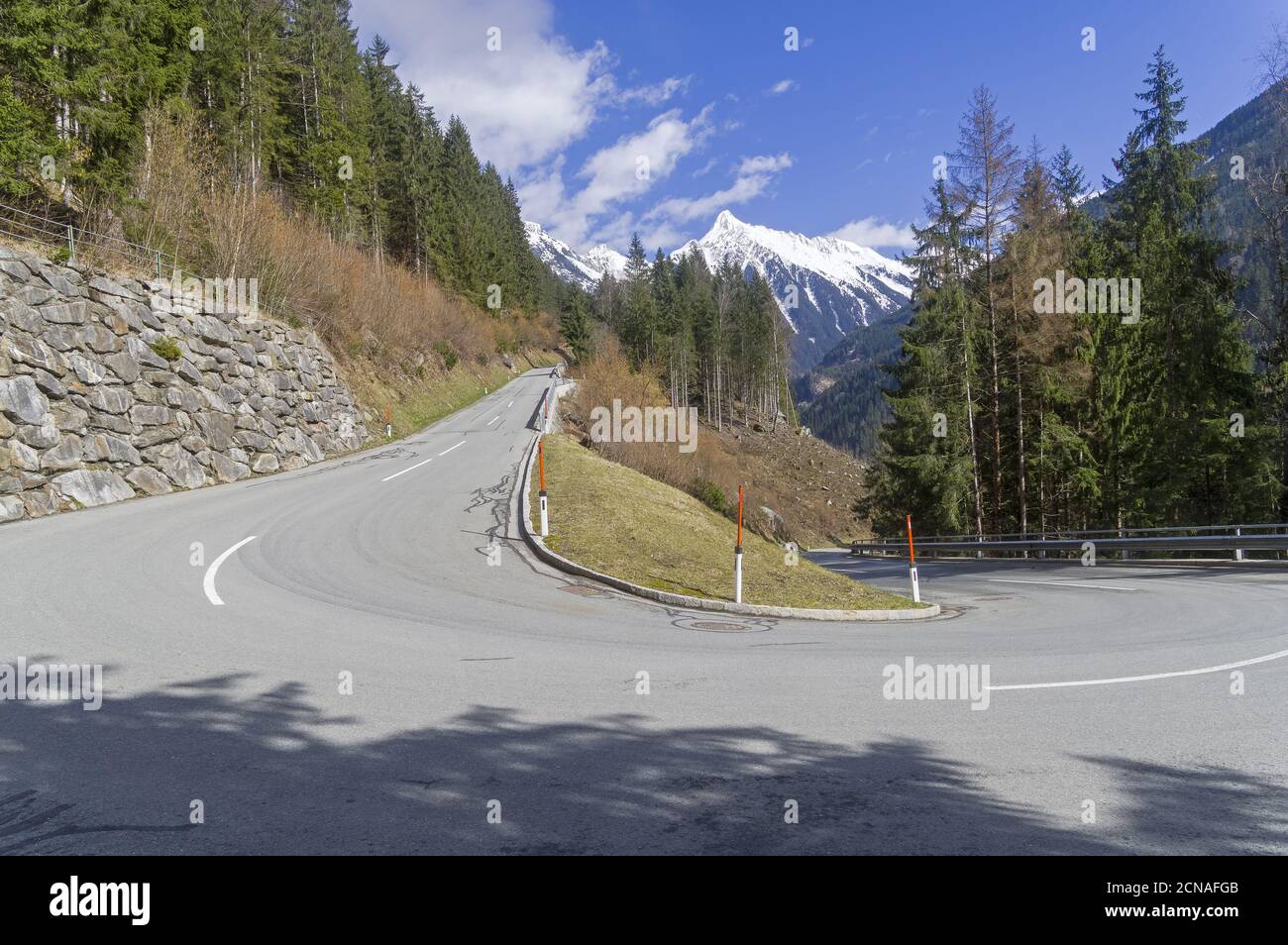 Eine scharfe Kurve auf einer Bergstraße. Stockfoto