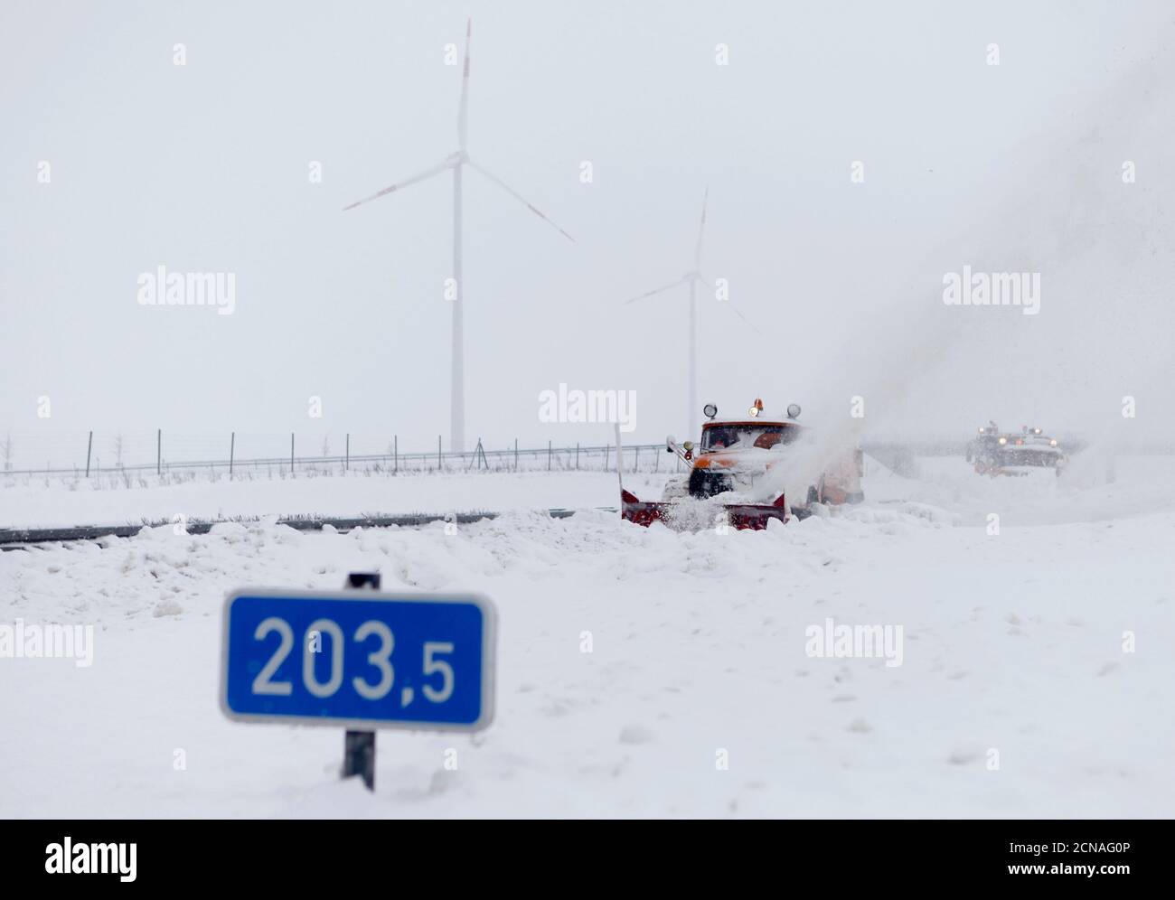 Schneepflüge räumen einen Abschnitt der Autobahn A20 zwischen Guetzkow und Greifswald, der aufgrund von Schneeverwehungen gesperrt wurde, in Norddeutschland am 11. Januar 2010. Schnee und eisige Witterung störten am Sonntag die Fahrt durch Europa, so dass Hunderte von Autofahrern im nordöstlichen Bundesland Mecklenburg-Vorpommern ihre Autos aufgeben mussten. Wo ein Fuß von Neuschnee fiel und andere in ihren Autos für Stunden auf der Autobahn A20 einfangen, weil normale Schneepflüge sie nicht erreichen konnten, sagten die Behörden. REUTERS/Thomas Peter (DEUTSCHLAND - Tags: UMWELTVERKEHR) Stockfoto