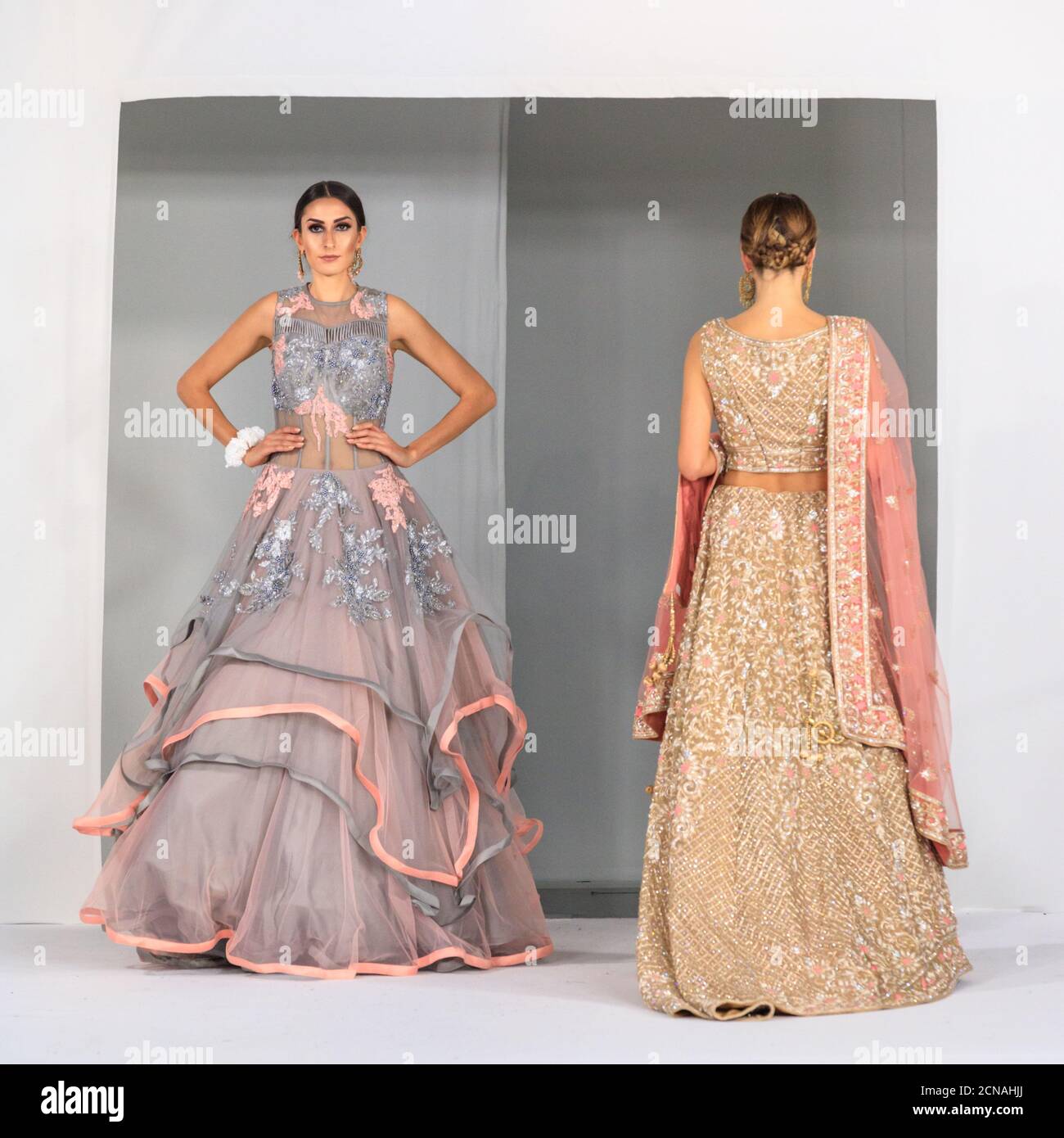 Model Braut in asiatischen Hochzeitskleid Brautmode und Accessoires, National Asian Wedding Show Fashion Runway, London Stockfoto