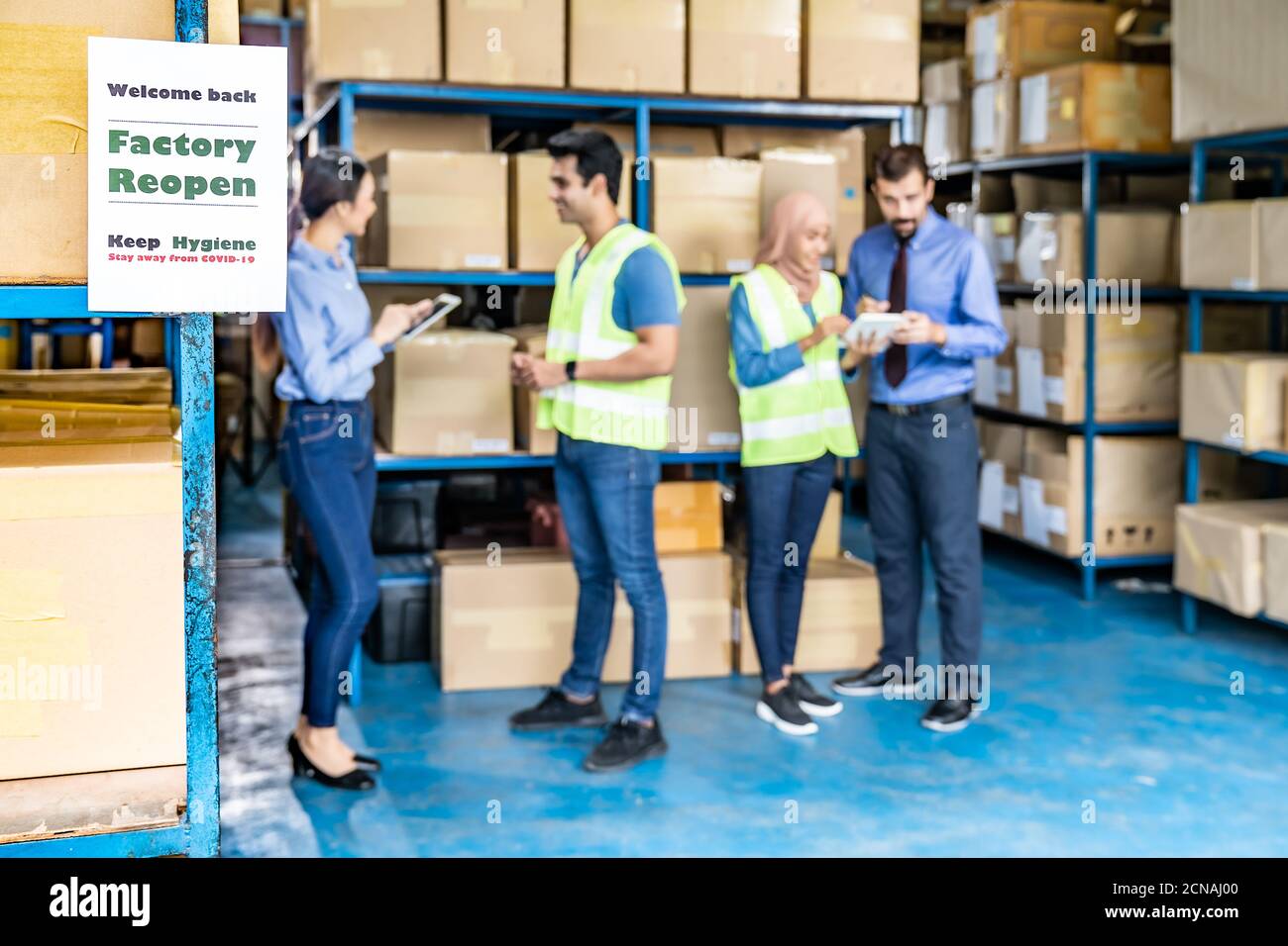 Nach der COVID-19-Pandemie wird die Beschilderung im Werk wieder geöffnet Stockfoto