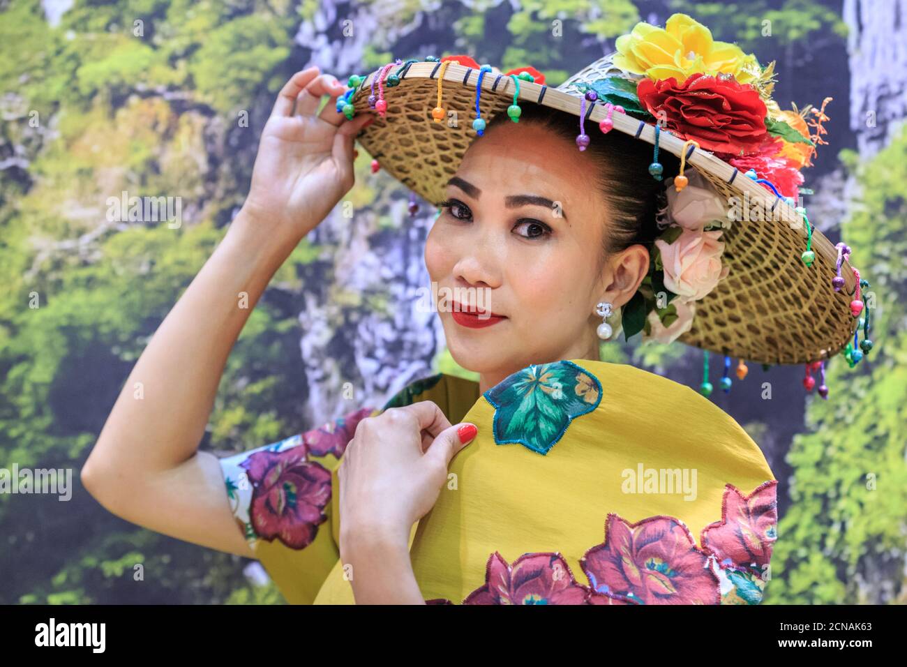 Asian Performer representing the Philippines in traditional Outfit, World Travel Market (WTM) Trade Show, Excel London, UK Stockfoto