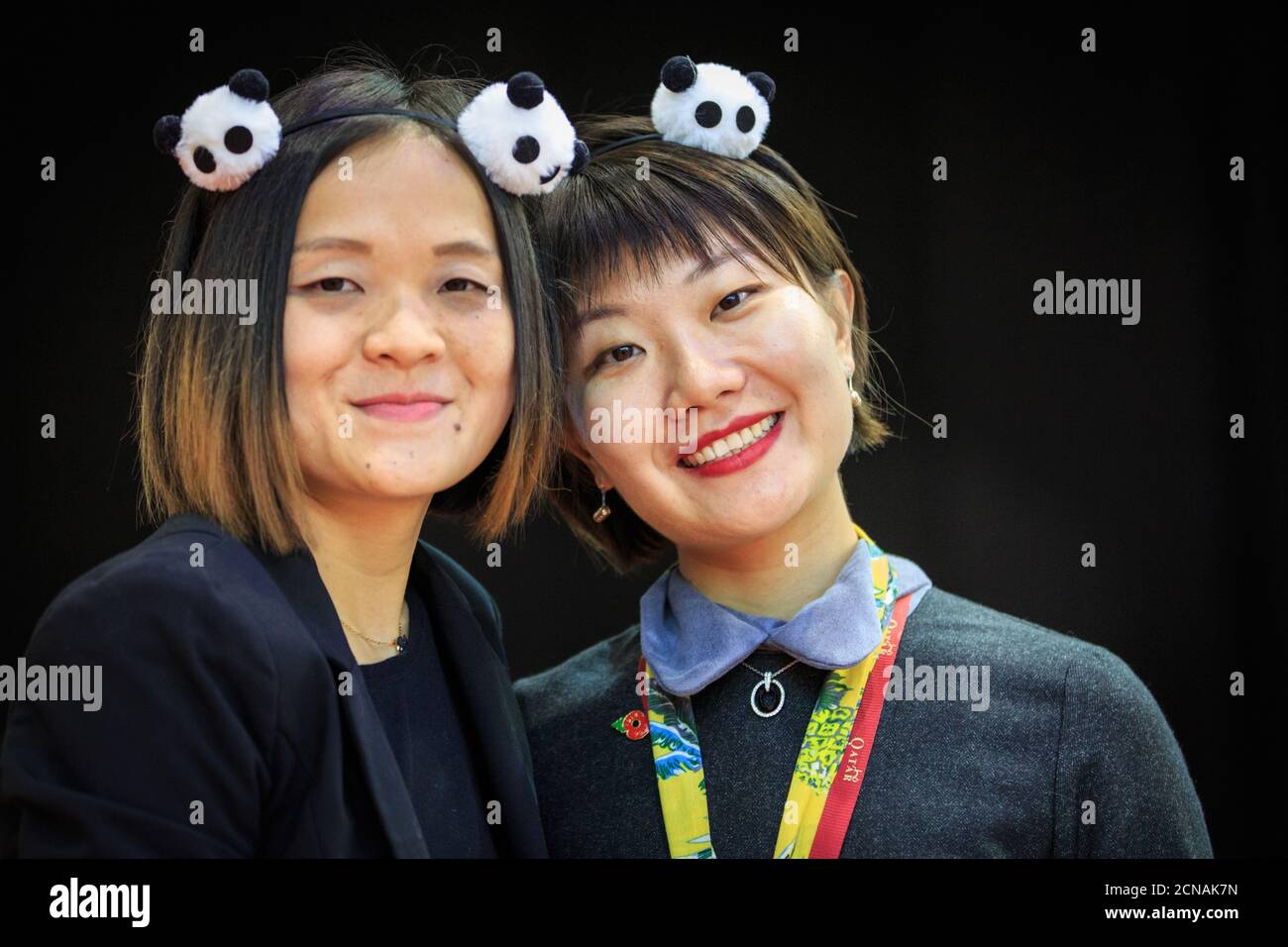 Zwei Frauen mit Panda Accessoires, vertreten China auf dem World Travel Market, Excel London, Großbritannien Stockfoto