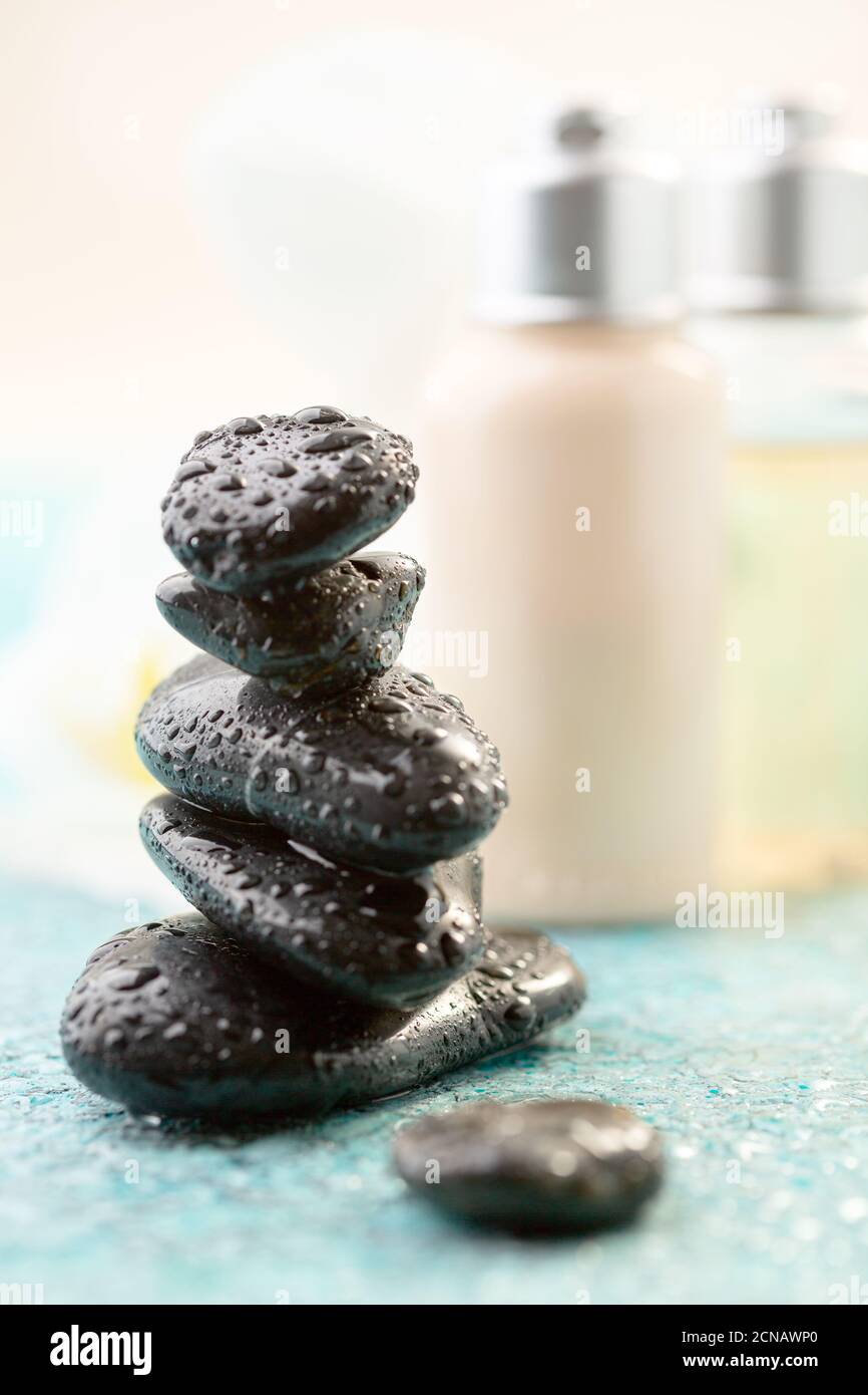 Spa oder Wellness Hintergrund mit einem Stapel von Massagesteinen. Stockfoto