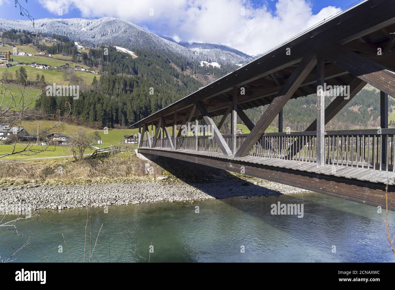 Hölzerne Fußgängerbrücke Stockfoto