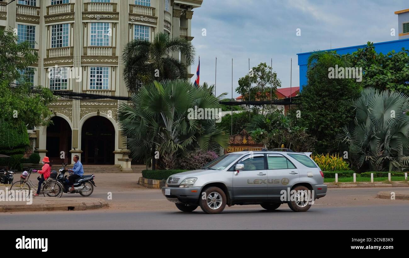 Kambodscha, Siem Reap 12/08/2018 Straßenverkehr in einer asiatischen Stadt, tropische Pflanzen am Rande Stockfoto