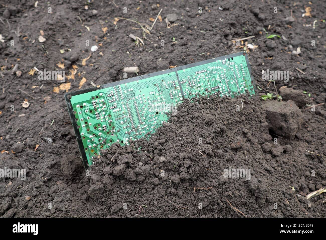 Tschernihiw Region, Ukraine, 7. Mai 2019. Eine große Computerplatine, die im Boden vergraben ist. Stockfoto