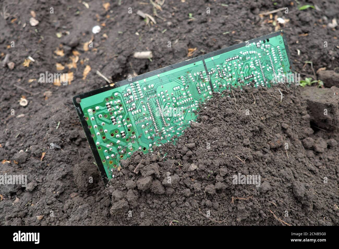 Tschernihiw Region, Ukraine, 7. Mai 2019. Eine große Computerplatine, die im Boden vergraben ist. Stockfoto