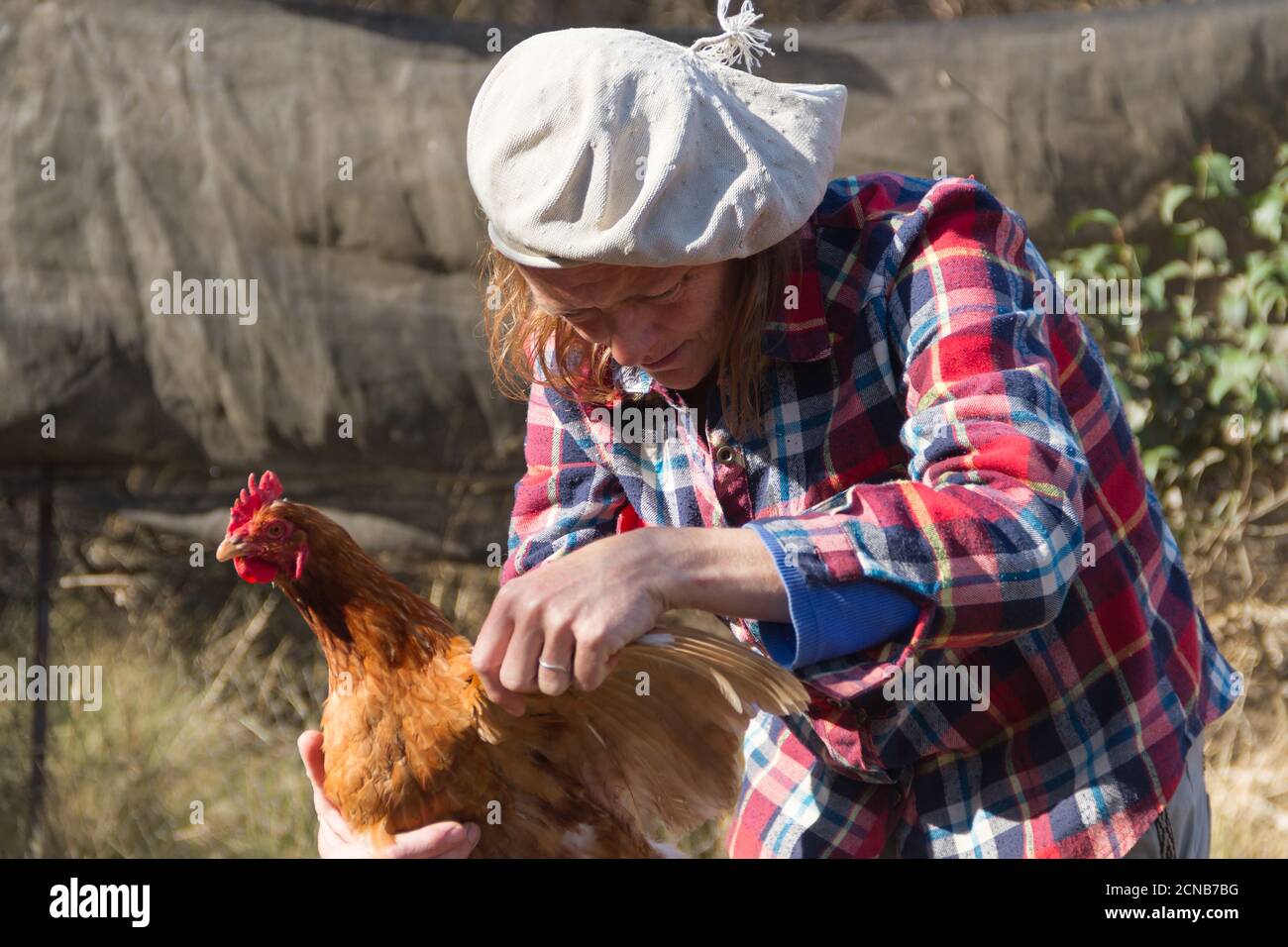 Porträt einer argentinischen Landarbeiterin mit Henne Stockfoto