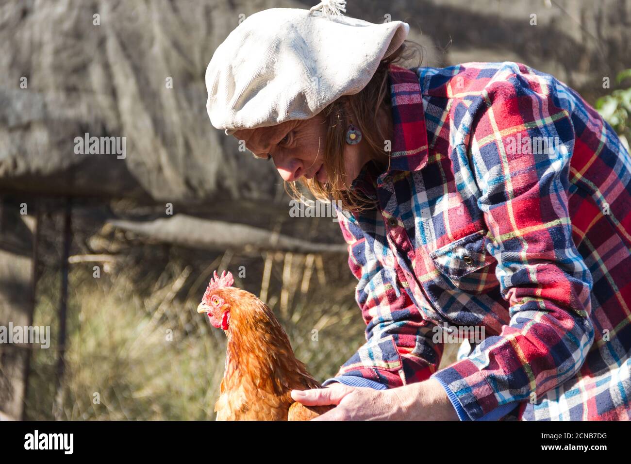 Porträt einer argentinischen Landarbeiterin mit Henne Stockfoto