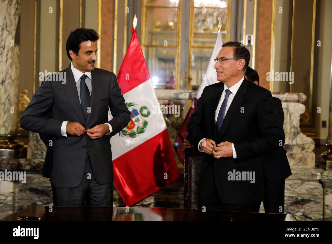 Perus Präsident Martin Vizcarra und Qatar Emir Tamim bin Hamad al Thani machen sich bereit für ein offizielles Bild im Regierungspalast in Lima, Peru 2. Oktober 2018. REUTERS/Guadalupe Pardo Stockfoto