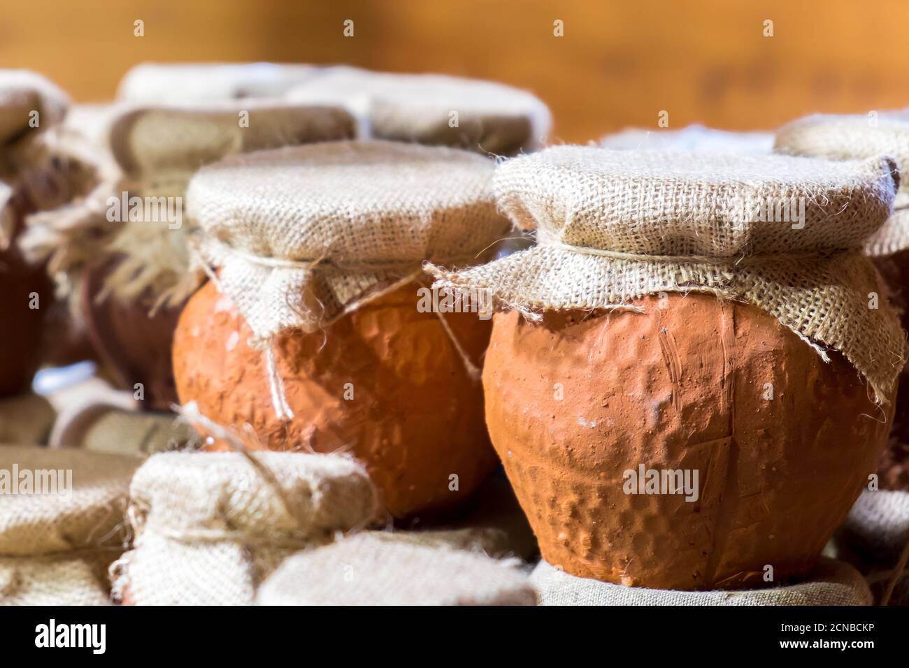 Keramikgläser mit natürlichem Honig. Lokales Produkt. Ein Souvenir für das Haus. Russland. Abchasien. Stockfoto
