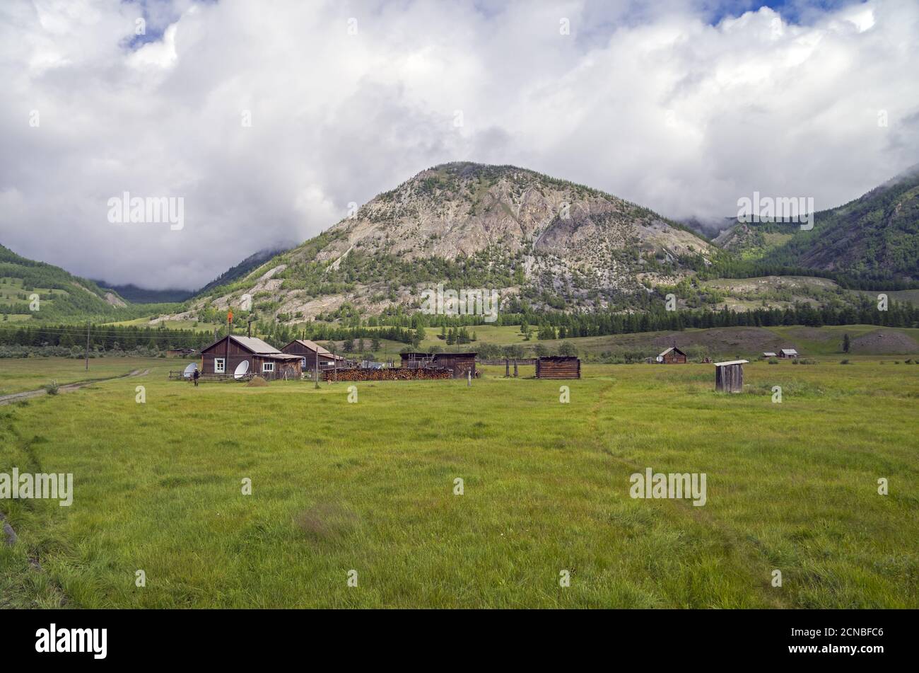 Ein kleines Dorf in den Bergen. Stockfoto