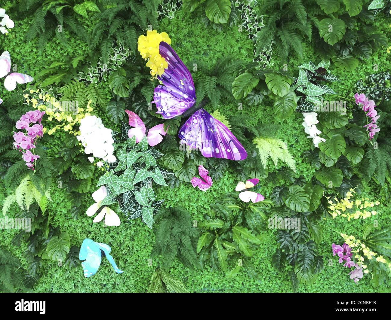 Peking, Peking, China. September 2020. BeijingÃ¯Â¼Å'CHINA-Butterfly Lovers Pavilion ist am Beijing International Flower Port im Bezirk Shunyi zu sehen, 13. September 2020. Hier ist eine Reihe von Naturwissenschaft, Kulturtourismus, Freizeit und Unterhaltung in einem, um die romantische Begegnung zwischen Schmetterlingen und Blumen auszudrücken, die vier Jahreszeiten wie Frühling komfortable Umgebung. Die Schmetterlingskulturausstellung im Museum zeigt die enge Beziehung zwischen Schmetterlingen und menschlichem Leben. Die lebende Schmetterlingsausstellung ermöglicht es Besuchern, die wunderschöne Landschaft der Schmetterlinge zu erleben, die unter f fliegen Stockfoto