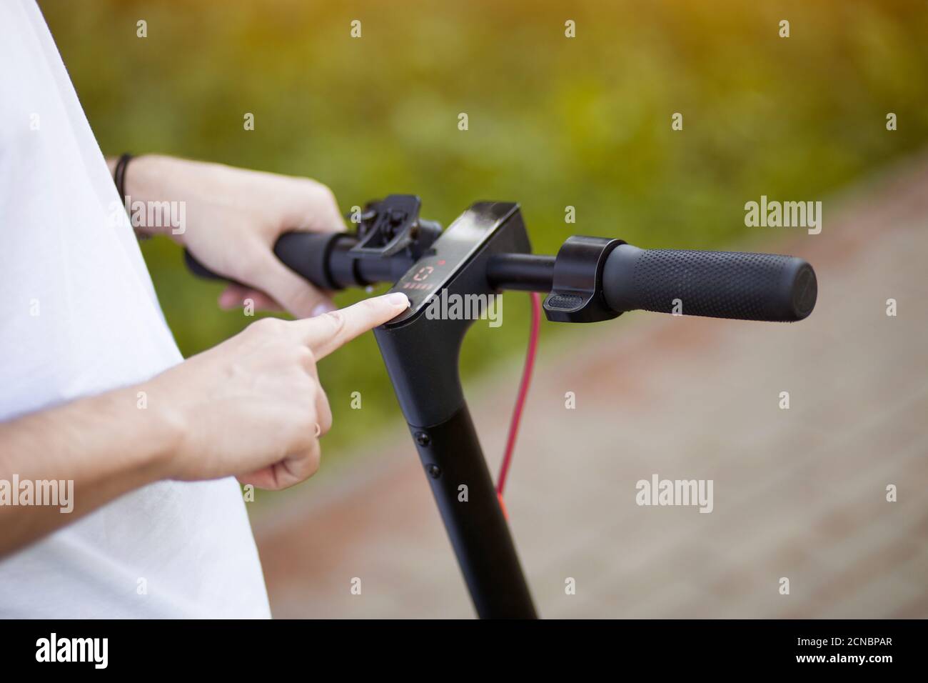 Unkenntlich Mann schalten Sie auf Elektroroller zur Arbeit gehen Ohne Staus Stockfoto