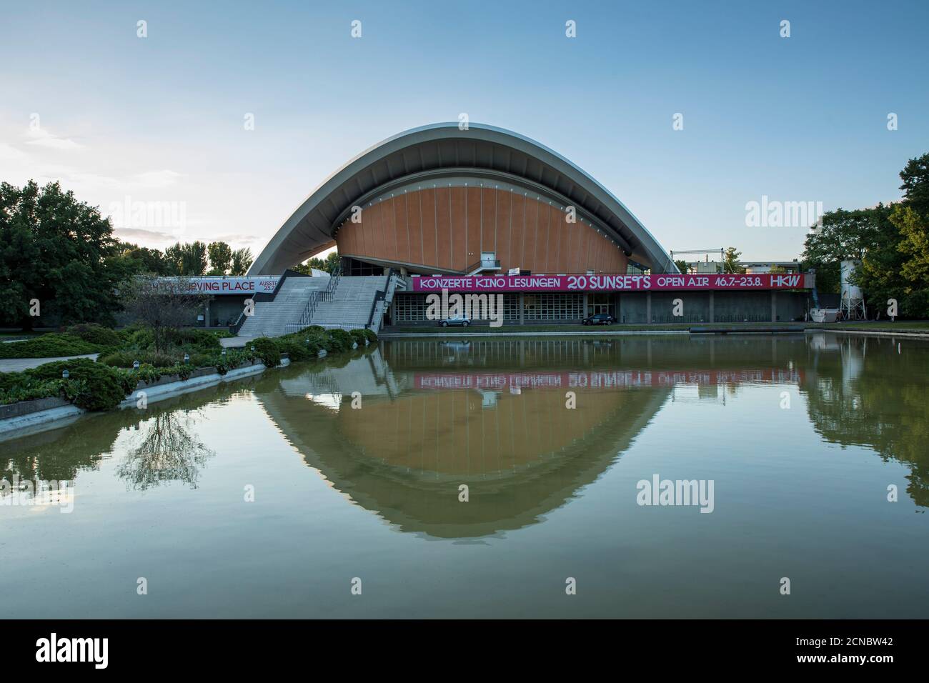 Berlin, Deutschland. Juli 2020. 21.07.2020, Berlin: Blick auf das Haus der Kulturen der Welt "Schwangere Auster", alte Kongresshalle. Quelle: Georg Wenzel/dpa-Zentralbild/ZB/dpa/Alamy Live News Stockfoto