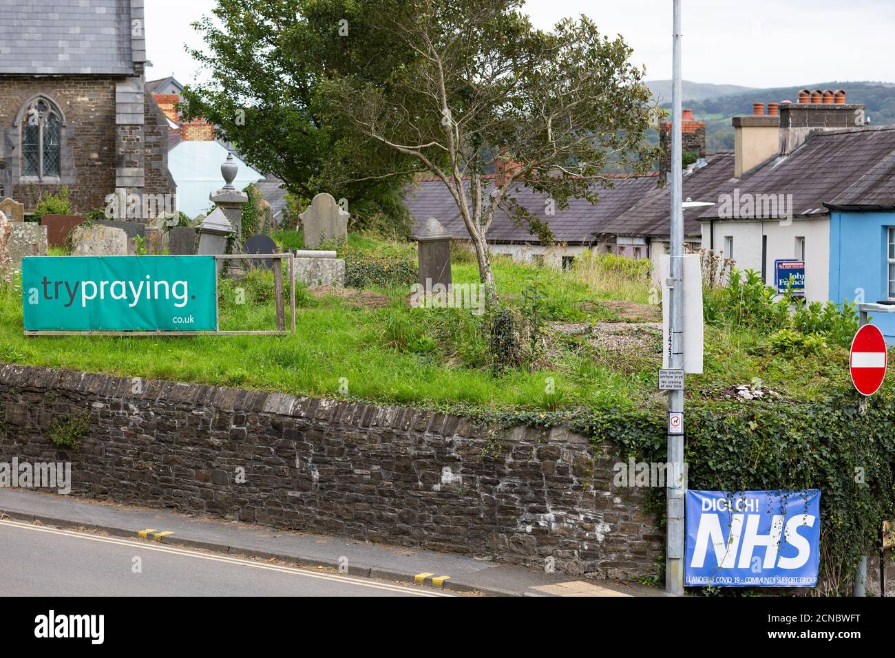 Nachricht außerhalb der Kirche in der Nähe Schild zeigt Unterstützung für NHS Arbeiter Sagt „Betet!“ Stockfoto