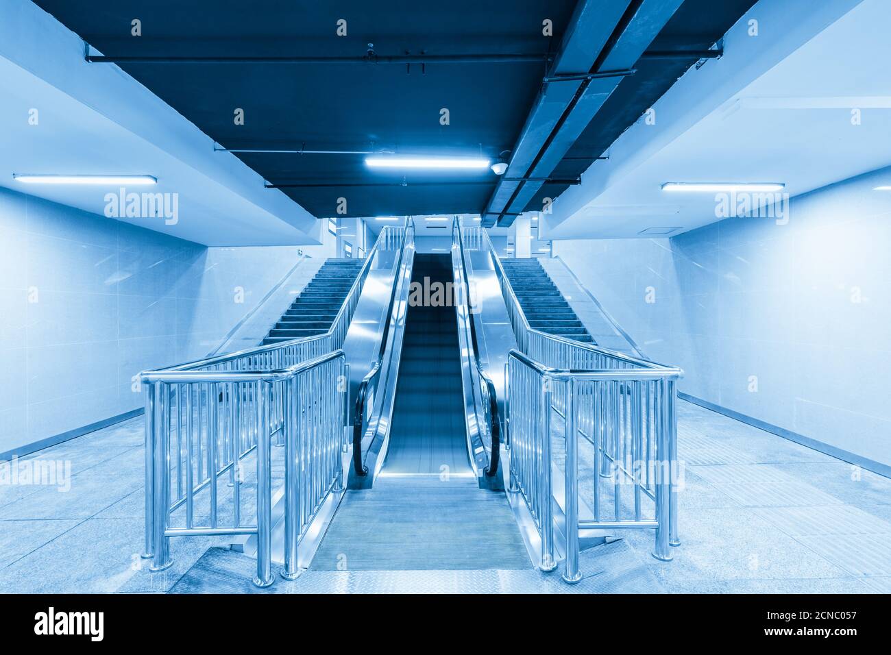 Bewegungsunschärfe der Rolltreppe in der Unterführung Stockfoto