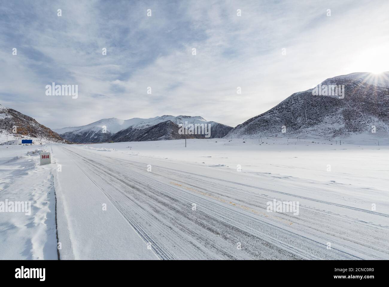 Verschneite Nationalstraße in Tibet Stockfoto