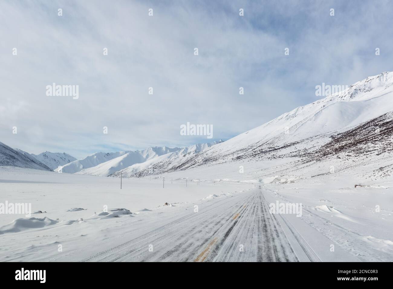 Straße durch das verschneite Plateau Stockfoto