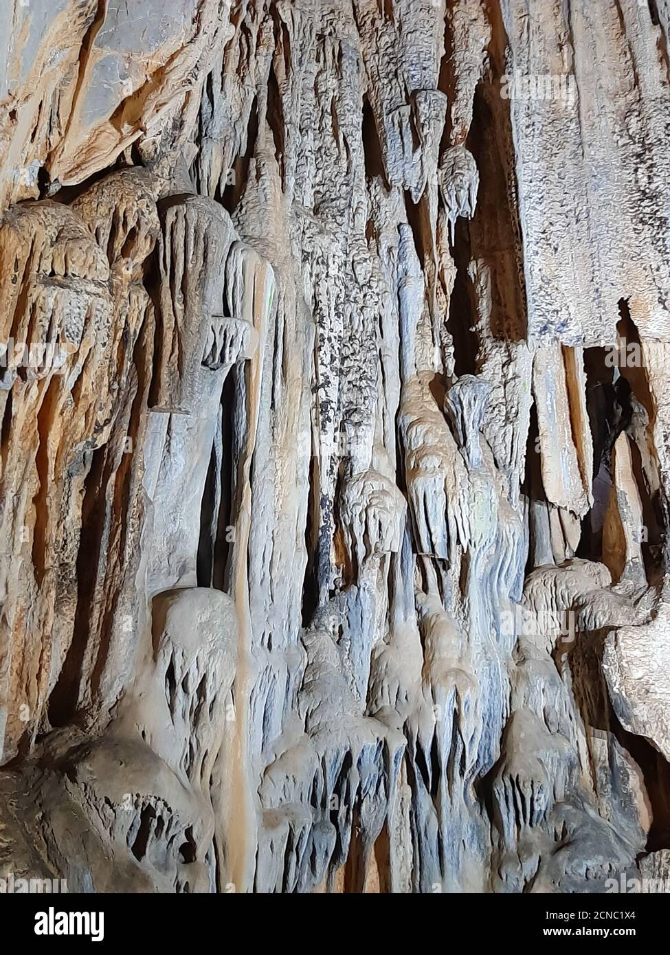 Stalaktiten und Stalagmiten in einer Karsthöhle Stockfotografie Alamy