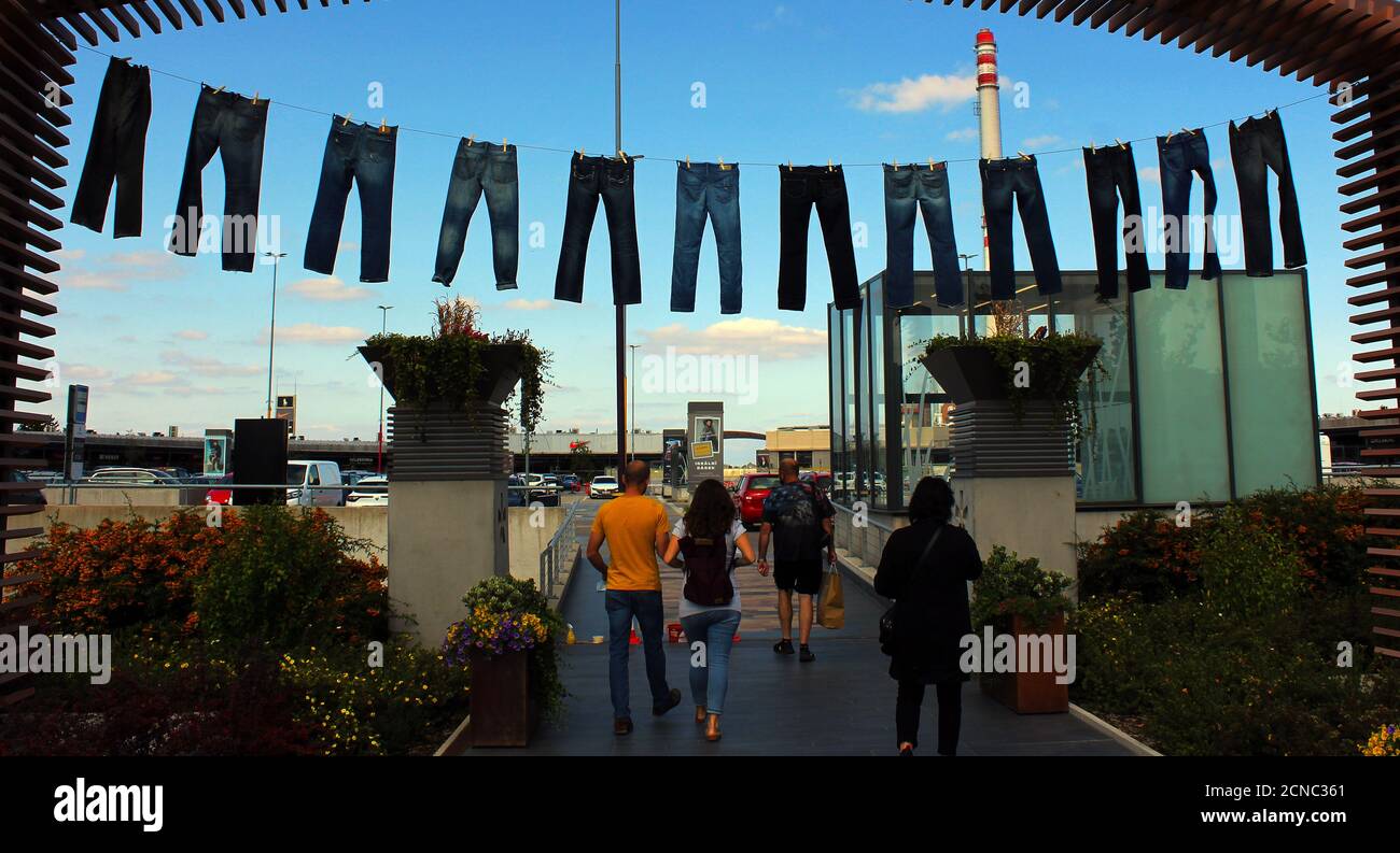 Jeans (blau), die an einem Seil mit Wäscheklammern hängen, in Prag, Tschechische Republik, 17. September 2020. (CTK Photo/Milos Ruml) Stockfoto