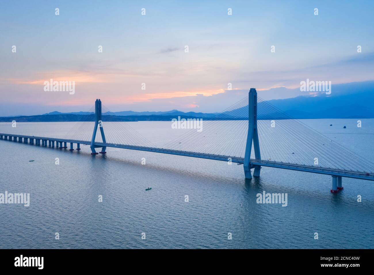 Luftaufnahme der Kabelbrücke in der Abenddämmerung Stockfoto