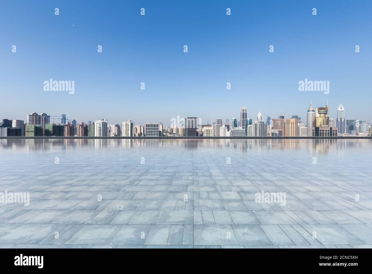 Moderne Skyline mit leerem quadratischem Boden Stockfoto