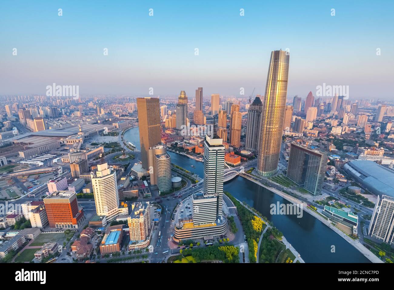 Luftaufnahme der stadtlandschaft von tianjin in der Abenddämmerung Stockfoto