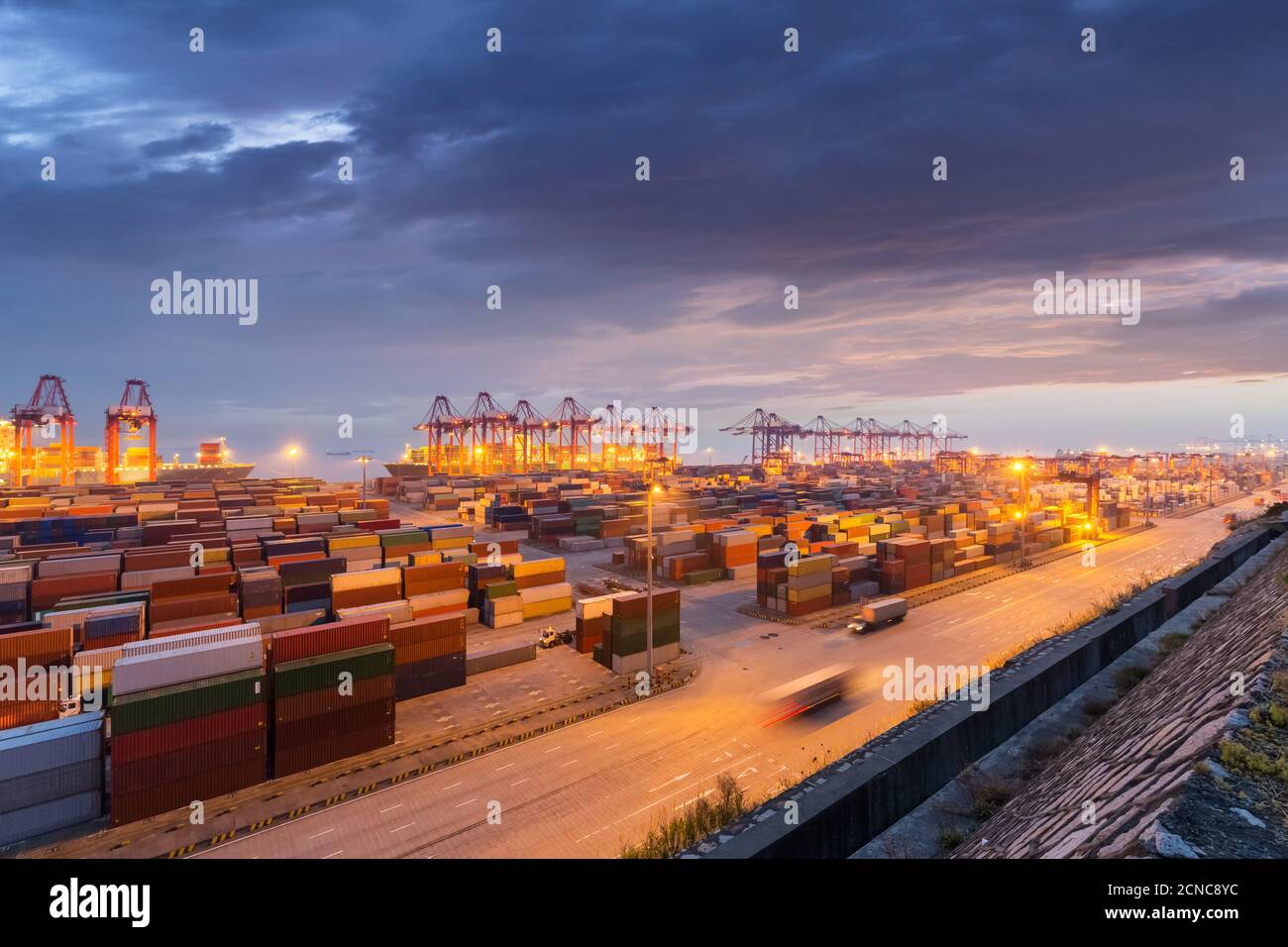 Containerhafen bei Einbruch der Dunkelheit Stockfoto