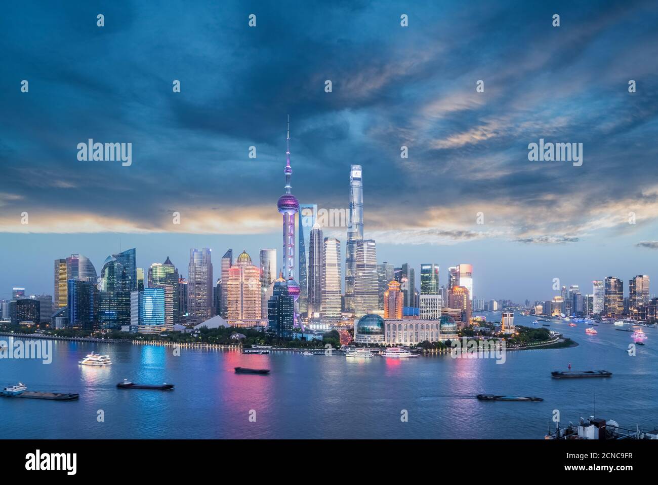 Bezaubernde skyline von shanghai in der Dämmerung Stockfoto