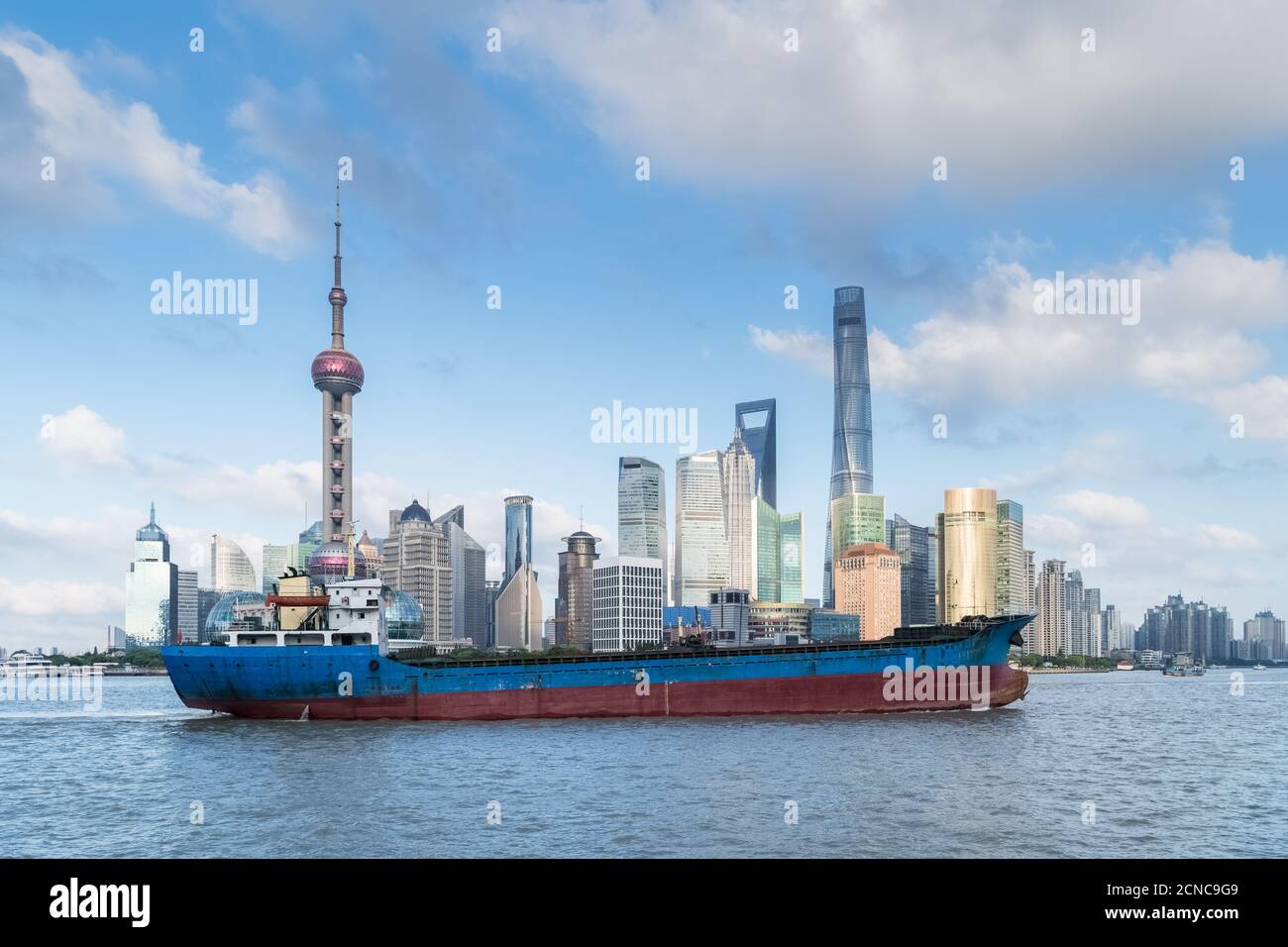 skyline von shanghai und Schiff Stockfoto