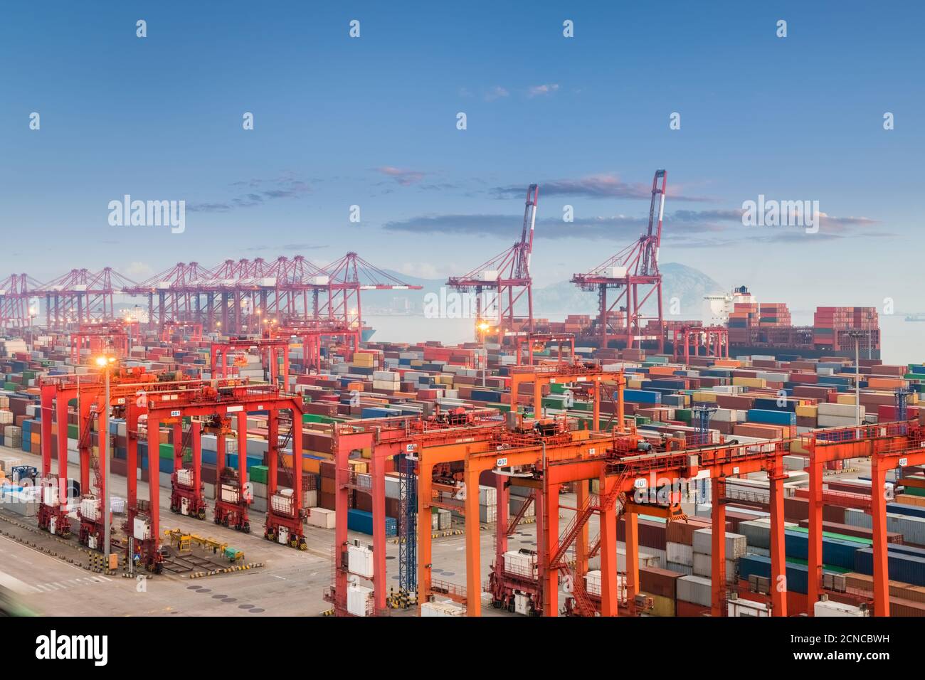shanghai Containerhafen in Sonnenuntergang Stockfoto