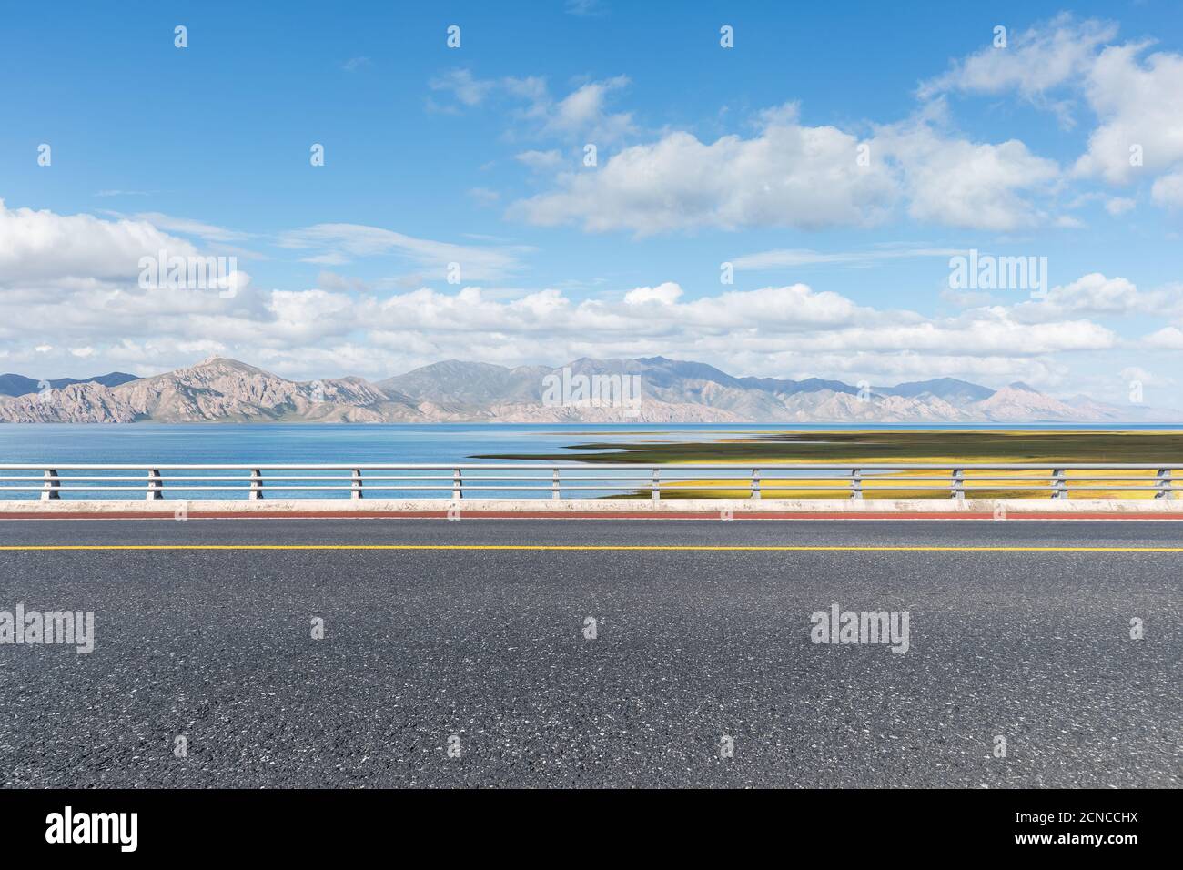 autobahn und wunderschöne Naturlandschaft Stockfoto