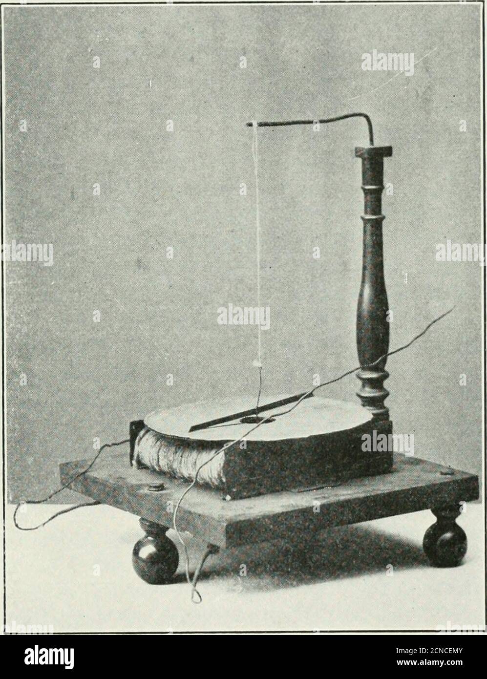 . Die Bell System technische Zeitschrift . Glocken. Eine von Henrys größten Entdeckungen vom Standpunkt der Elektrowissenschaft, aber eine Entdeckung, bei der er Faraday den ersten Platz geben muss, ist die der gegenseitigen Induktion – die Tatsache, dass ein Draht w^henmoving in Bezug auf ein Magnetfeld ein elektromotorisches forcegenerated in ihm hat. Obwohl Henry machte seine Entdeckung unabhängig JOSEPH IIENRV 7 von Faraday, der letztere war tlu erste bekannt zu machen, seine ohserxatioiisto der Welt, und es ist kein Trilling-Index von Henrys charaeler, dass henever in irgendeiner Weise angedeutet, dass er berechtigt war, mit Iaradaycred teilen Stockfoto