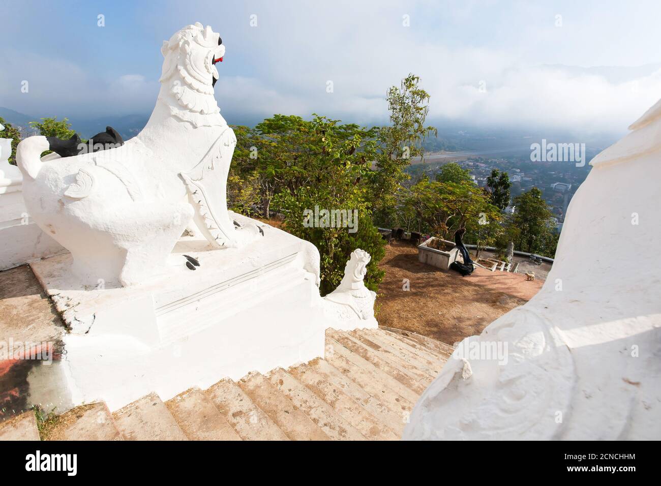 Malerische weiße Shan/burmesische Singha-Statue auf dem Berggipfel, Mae Hong Son Stadt und Start-und Landebahn unten. Wat Phrathat Doi Kong Mu, Thailand. Stockfoto