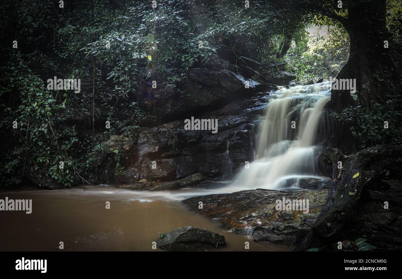 DOI SUTHEP-Pui NATIONALPARK, THAILAND - 01. Sep 2019: Wat Pha Lat Trail Wasserfall in einer abgelegenen Gegend des Doi Suthep-Pui Nationalparks im Norden Thailands Stockfoto