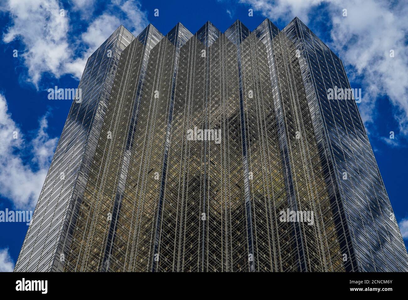 Trump Tower und blauer Himmel (New York) Stockfoto