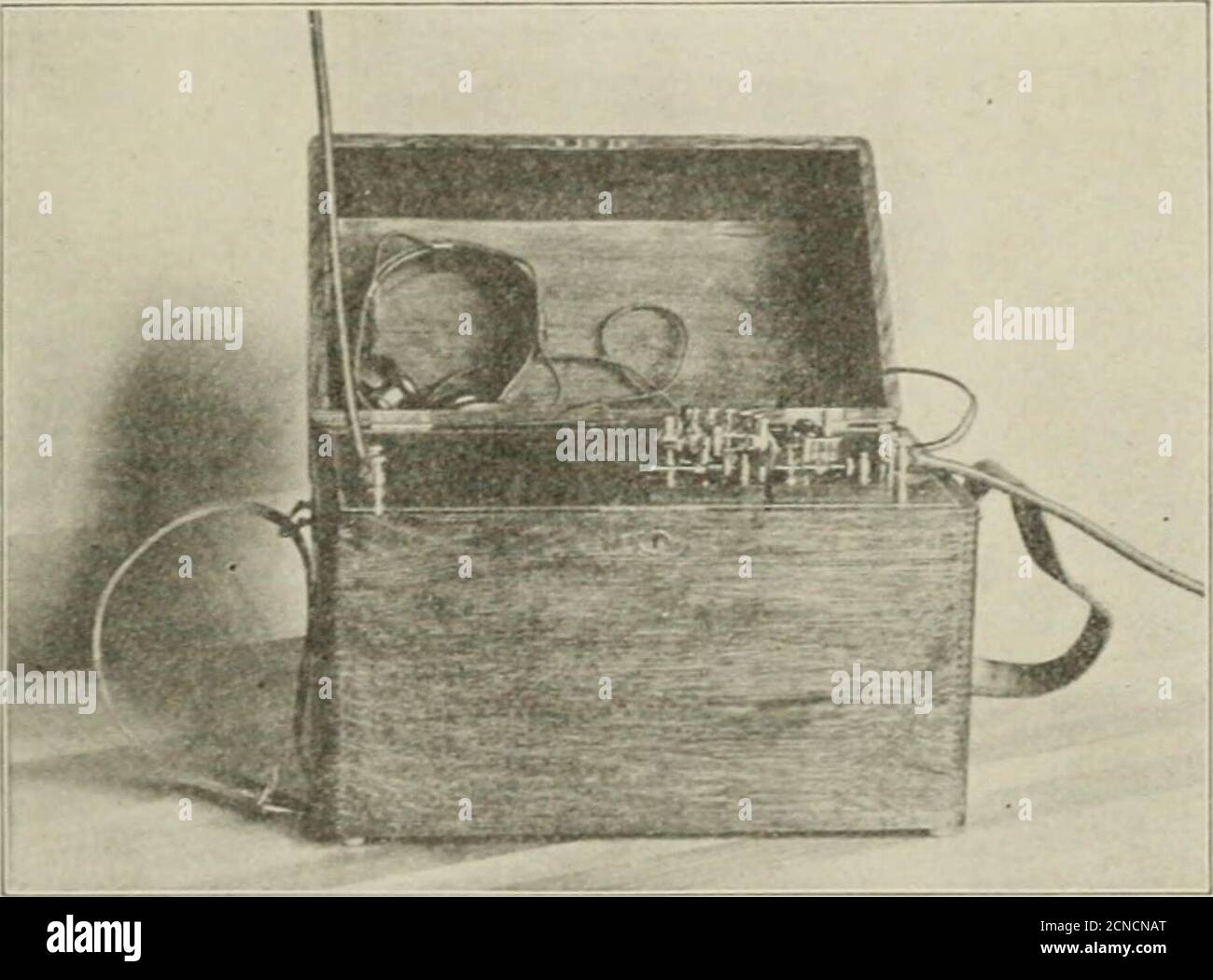 . Cyclopedia der angewandten Elektrizität : ein praktischer Leitfaden für Elektriker, Mechaniker, Ingenieure, Studenten, Telegrafen und Telefonbetreiber, und alle anderen interessiert an Elektrizität . Q J- fc. il z z DRAHTLOSE TELEGRAPHIE 33 der Sender A, Abb. 38, enthält einen Wechselstrom-Gener-ator 1, einen gewöhnlichen Morse-Schlüssel 2, mit Kontakten, die unter Öl brechen, und einen Transformator 3. Der Antennenkabel 4 und der geerdete Draht 5 bilden durch den Funkenspalt 0 einen offenen Oszillator; dieses System wird von den Kondensatoren 7 und 8 mit Energie versorgt, die durch die Sekundärstromquelle des Transformators erzeugt werden. Der Empfänger Stockfoto